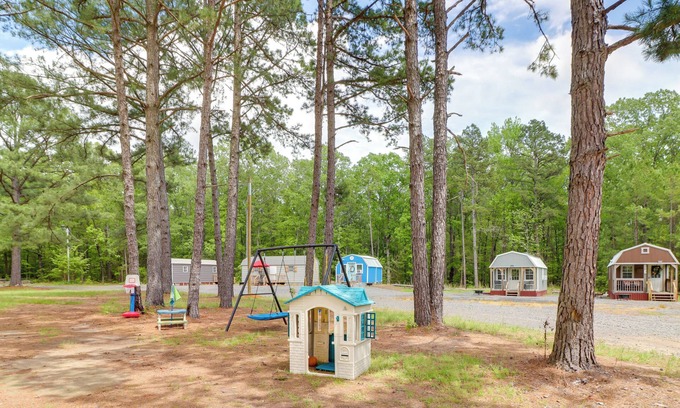 Higden Apartment | Higden Studio w/Shared Patio, Yard Games, Grills!