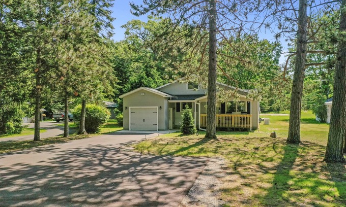 Higgins Lake House | Higgins Hideout *3 minute drive to the beach*