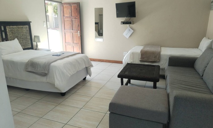 Upington Cabin | High Breeze Lodge