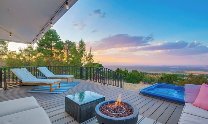 Llano House | High Desert Scenic Getaway! Hot Tub, BBQ, Fire Pit - 80 mins from LA