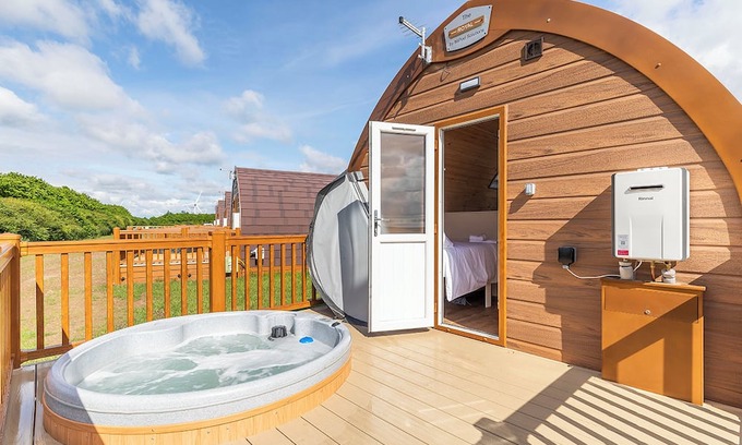Arnold Cottage | High Farm Deluxe Pod (Hot Tub)