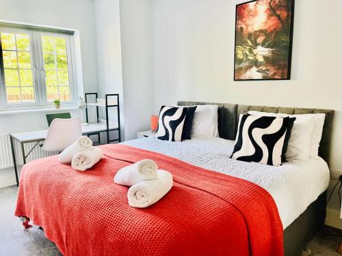 Abbess Roding House | High Halden Getaway in Ashford with hot tub and free parking