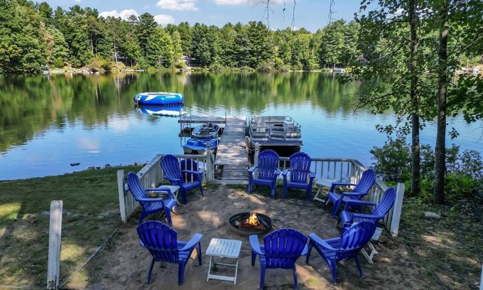 Mayfield House | High Lake Hideaway: 5BR Retreat, Tramp, Winter Fun