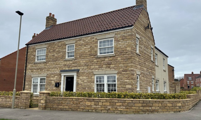 Scalby Cottage | HIGH MILL HOUSE, character holiday cottage, with a garden in Scalby