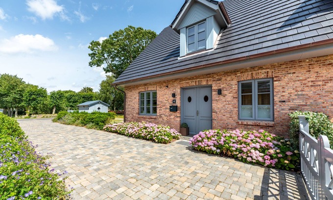 Midlum House | High-quality furnished semi-detached house with sauna, fireplace, garden and beach chair