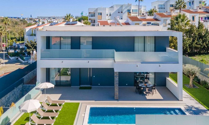 Guia Villa | High-quality villa with pool, AC and games room.