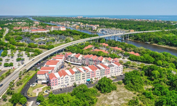 Palm Coast Condo | High Reviews! Updated Top Corner-Euro Village-Shops, Food & Bars-5 Min to Beach!