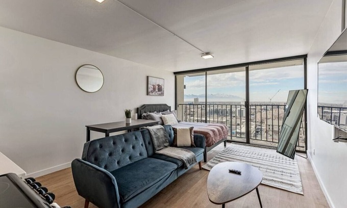 People's Freeway Apartment | High Rise 11th Floor City Views Free Pkg, Gym