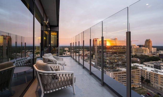 Glenwood South Apartment | High-rise Apt Raleigh Free Parking Sunset View 2
