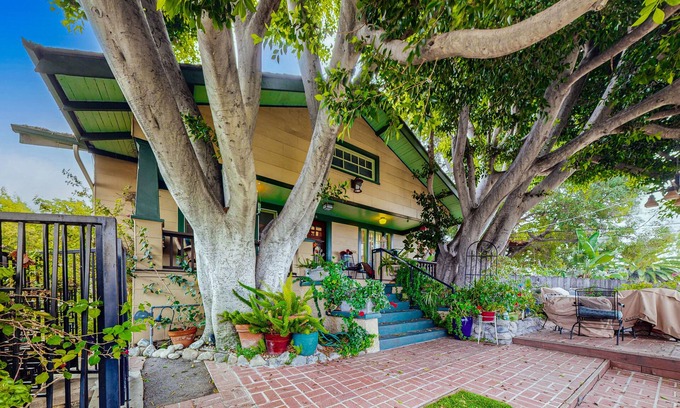 Eagle Rock House | Highest House in Highland Park | Private Hot Tub, Office & Chefs Kitchen