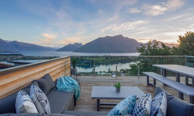 Queenstown Apartment | Highlands Apt – Luxury Lake Views, BBQ & Air Con