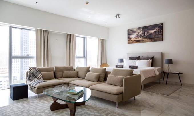 DIFC Apartment | HiGuests - Luxury Studio with Panoramic City Views and Pool