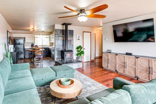 Farmington House | Hike and Golf Farmington Home 1 Mi to Animas River!