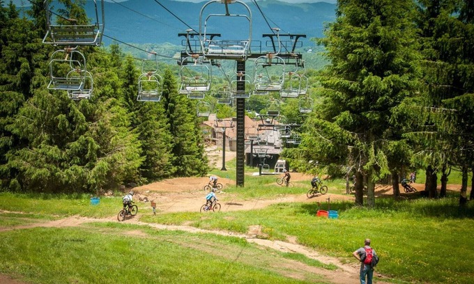 Beech Mountain Condo | Hike, Bike, Wineries! Fireplace & Level Entry!