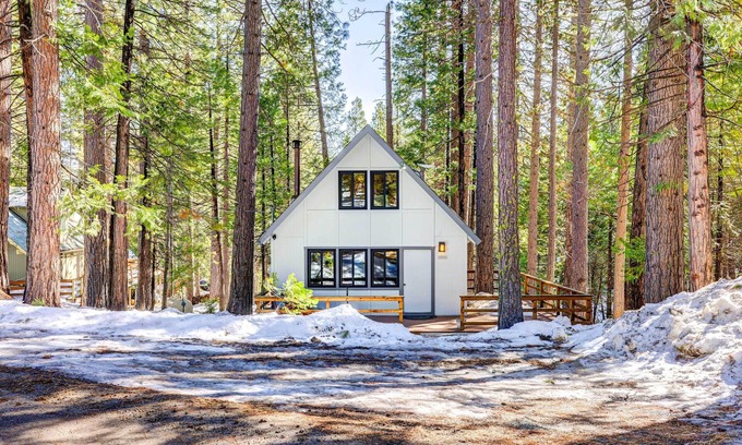 Cold Springs Cabin | Hike, Fish & Explore: California Cabin w/Deck!