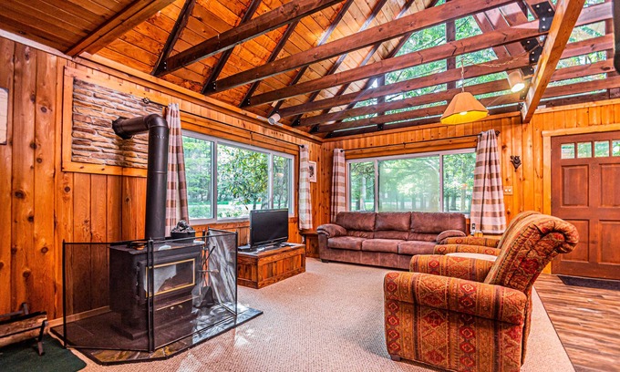 North Glade Hills House | Hildy's Hideaway | Dog Friendly + Lake Access