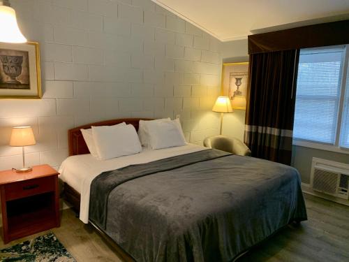 Juliustown Hotel | Hill Top Motel