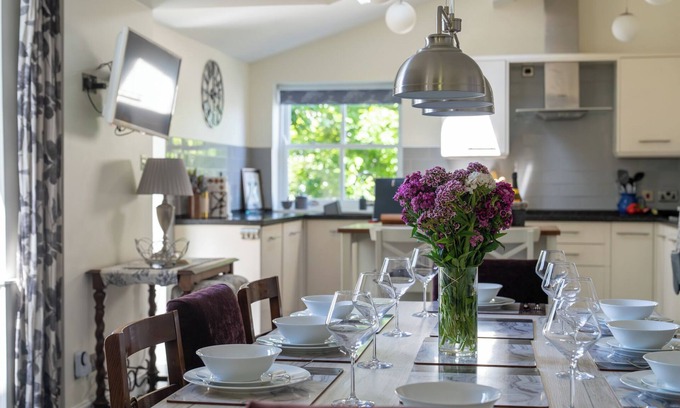 Wadebridge House | Hillcote - stunning house, garden, parking, 2 lounges, superking beds. Cornwall.