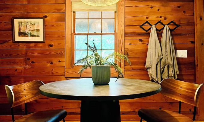 Eureka Springs Cabin | Hillside Cabin, a Stylish Retreat, 8 min to town
