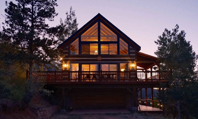 Cascade-Chipita Park Cabin | Hillside Cabin - Mt Views - Patio Decks - Hot Tub