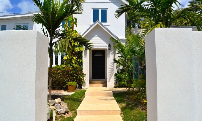 Nassau House | HILLSIDE GATED PRIVATE HOME WITH FULL SIZED SWIMMING POOL