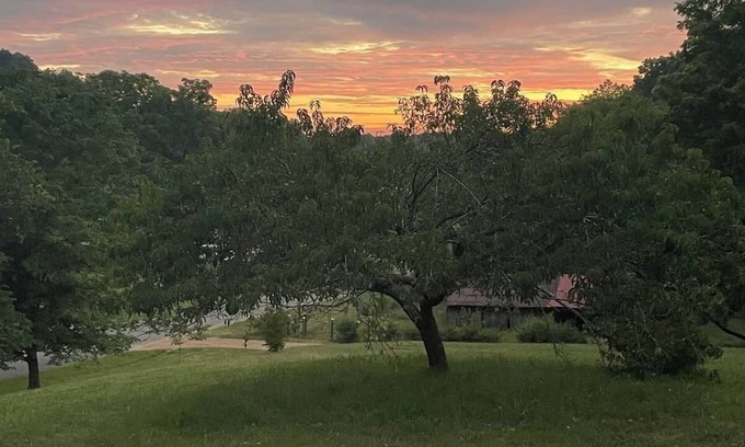 McEwen House | Hillside Retreat 3BR-2BA + Bonus Workspace & Views - sleeps 12 — Middle TN