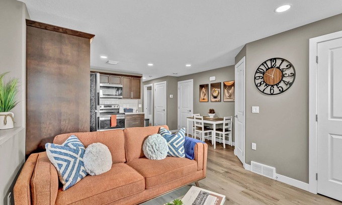 Medicine Hat House | Hillside Suite: Your Cozy, Modern Getaway in Medicine Hat