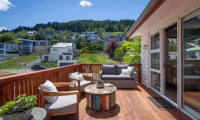Queenstown City Centre Apartment | Hillside Villa 3 – Modern 2BR Walk to Town & A/C