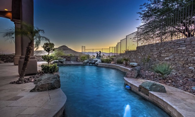 Foothills House | Hilltop Dreamhouse: Your Luxurious Picture-Perfect Getaway