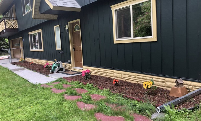 Mid-Hillside House | *Hilltop Emerald Stone*Clean, Safe and Comfortable