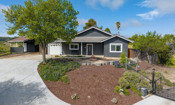 Paso Robles House | Hilltop Guest House w/spectacular vineyard views!