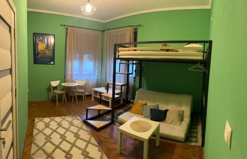 Center Apartment | Hilltop Oasis Home