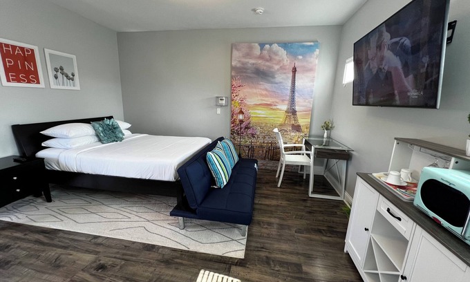 Lakeside Apartment | Hilltop Private Suite & Balcony