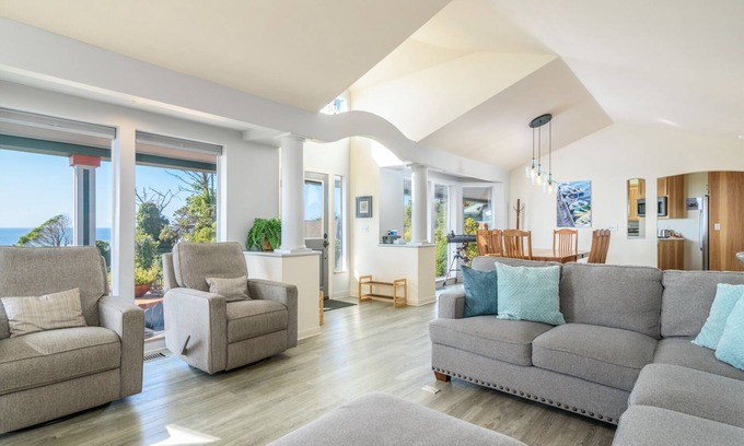 Gualala House | Hilton House – Spacious 3 BDR w/Stunning Coastal Views, Private Hot Tub!