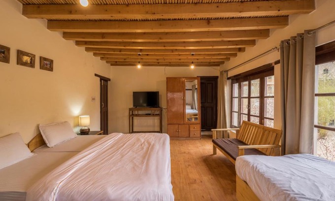Leh House | Himalayan Jewel villa Private room w garden by Roamhome
