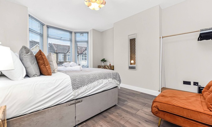 Snaresbrook House | Hip & Happening: 4BR Urban Gem for Large Groups