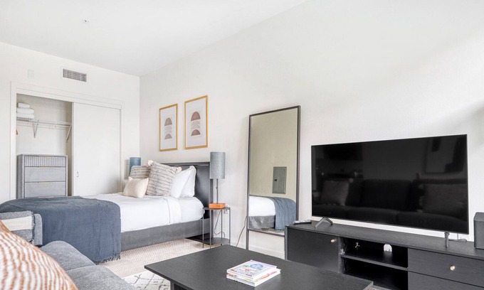 The Villas Apartment | Hip Santana Row Studio w/ Pool & Gym, 10 mins to Google, by Blueground