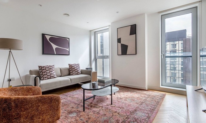 Elephant and Castle Apartment | Hip Southwark 1BR w/Concierge, nr Underground & Colleges, by Blueground