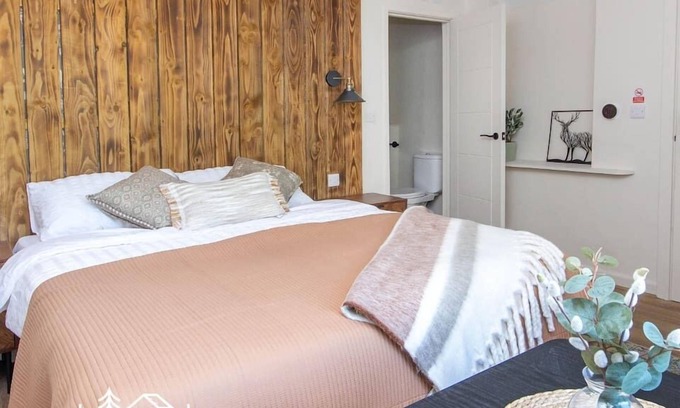 New Forest District Apartment | Hippo Room 8 - Peaceful Double - Garden View