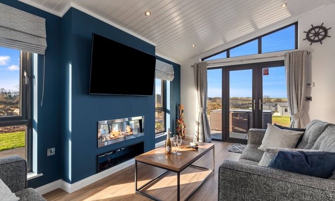Penally Ski Chalet | Hiraeth - Luxury Lodge, Hot Tub, Close to Beach