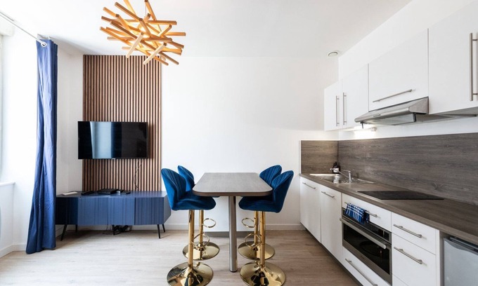 Gorge de Loup Apartment | Hirvi- recently renovated colorfoul cocoon - Valmy