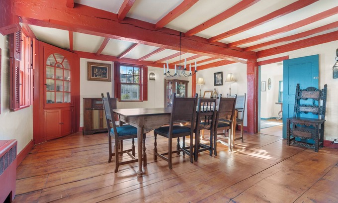 Beverly House | Historic 1686 Home Near Downtown l 5BR Retreat