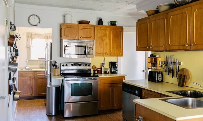 Sitka House | Historic 1930's Cottage Overlooking Crescent Harbor