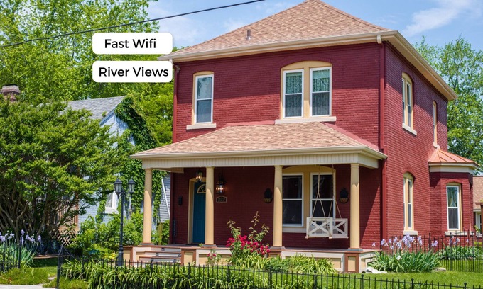 Cape Girardeau House | Historic 2-Story Foursquare Home - C.1847 - River Views - Fast Wifi