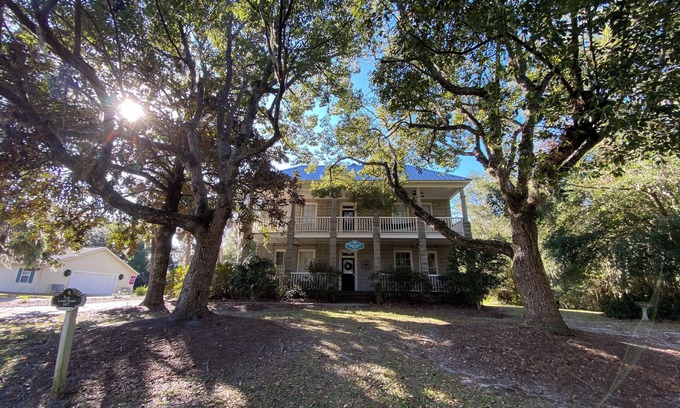 St. Marys House | Historic 5 Bedroom Home, Walk To Cumberland Island Ferry