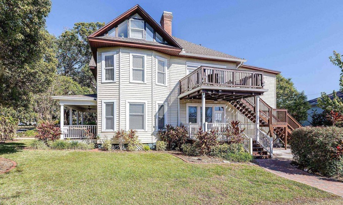 Lakeland House | Historic 5BR |4 King Beds | Walk to Florida Southern U | Private Deck | Near Lake Hollingsworth!