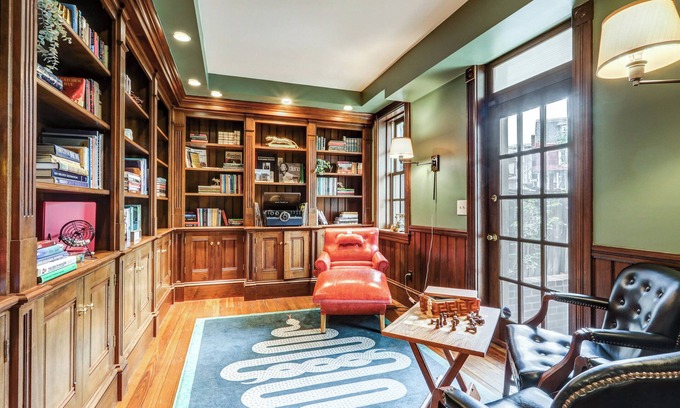 Lancaster House | Historic 7BR Retreat in DT Lancaster - LRG Groups!