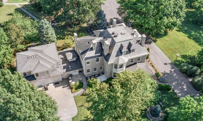 Independence Apartment | Historic 9 BR/10 bath with putting green/splash pad