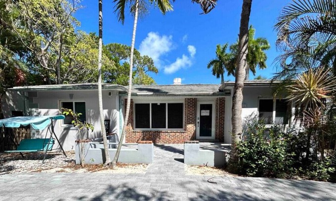 Hendricks and Venice Isles House | Historic Charm?5 min beach/Las Olas 15 airport