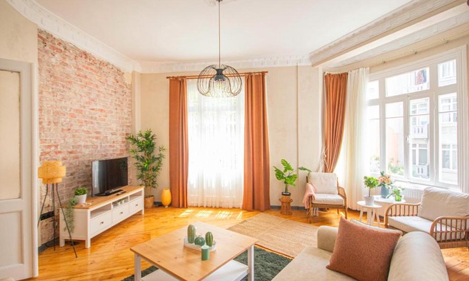 Cihangir Apartment | Historic Charming Apartment